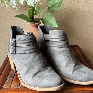 Quipid gray strapped ankle boots, size 7.5